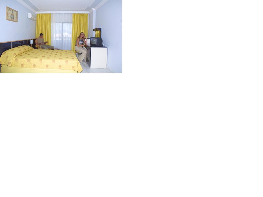 Ares Hotel Mahmutlar Bilik gambar